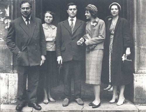 Mariage avec Dominique Jouan : Photo prise à la sortir de l’église Notre-Dame de Grâce de Passy à l’issu de son mariage avec Dominique Jouan le 6 septembre 1958. On reconnaît de gauche à droite : Jacques Jouan, Isabelle Jouan-Malézieux, Dominique Jouan, M