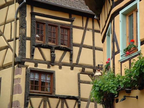 La maison  encorbellement par Frdric Jouan