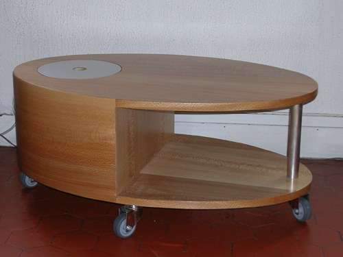 Table avec lampe par Jean-Jacques Jouan